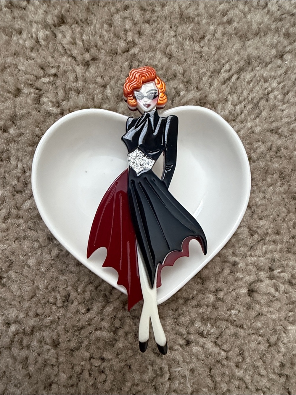 Decorative Fashion Lady Trinket Brooch in Black and Burgundy